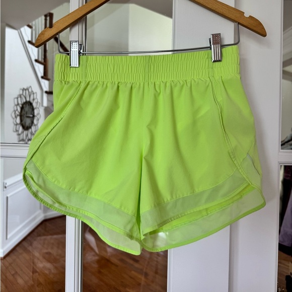 ATHLETA MESH RACER RUN 4" SHORT, SIZE X SMALL (XS), ALOE - Picture 3 of 4